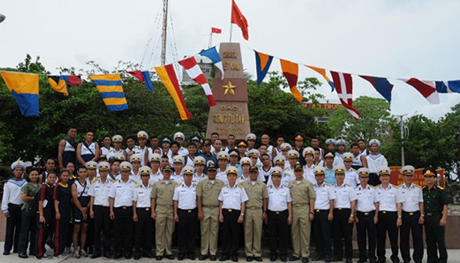 Hải quân Việt Nam, Philippines giao lưu ở Trường Sa Đại biểu hai đoàn chụp ảnh bên cột mốc chủ quyền của Việt Nam trên đảo Song Tử Tây. Ảnh: Cổng thông tin điện tử Bộ Quốc phòng