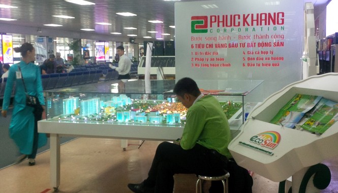 Đủ “chiêu” kích cầu căn hộ cao cấp Mô hình dự án BĐS vào sân bay Tân Sơn Nhất quảng bá. Ảnh: Đình Thắng
