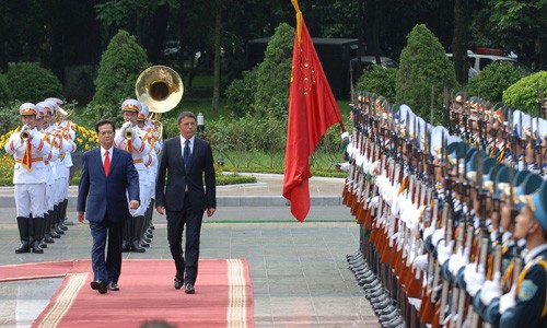 Thủ tướng Ý quan ngại sâu sắc về tình hình biển Đông Thủ tướng Nguyễn Tấn Dũng và Thủ tướng Matteo Renzi tại lễ đón chính thức - Ảnh: Ngọc Thắng (Thanh Niên)
