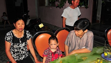 Bệnh viện Quân đội 108 sẽ giúp đỡ Bảo Cung Bảo Cung và BS Nguyễn Đăng Huề (phải), mẹ nuôi Nguyễn Thị Xuân (trái). Ảnh: Quang Long