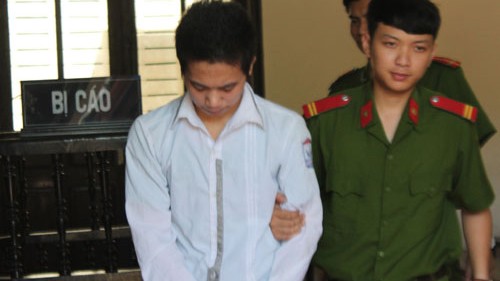 Nam sinh gây trọng tội vì mê sưu tập đồ lót phụ nữ Nguyễn Văn Tùng bị dẫn giải về trại giam. Ảnh: VnExpress