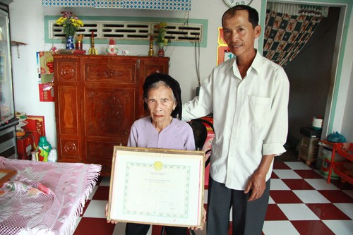 Mẹ Việt Nam anh hùng gửi thư tới chiến sĩ bảo vệ biển đảo Mẹ Thang cùng bằng tổ quốc ghi công bên người con trai.