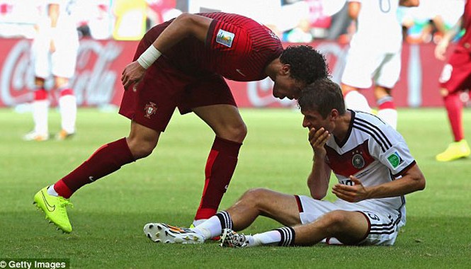 Pepe, Muller và trọng tài Tình huống xấu xí giữa Pepe và Muller. Ảnh: Getty Images