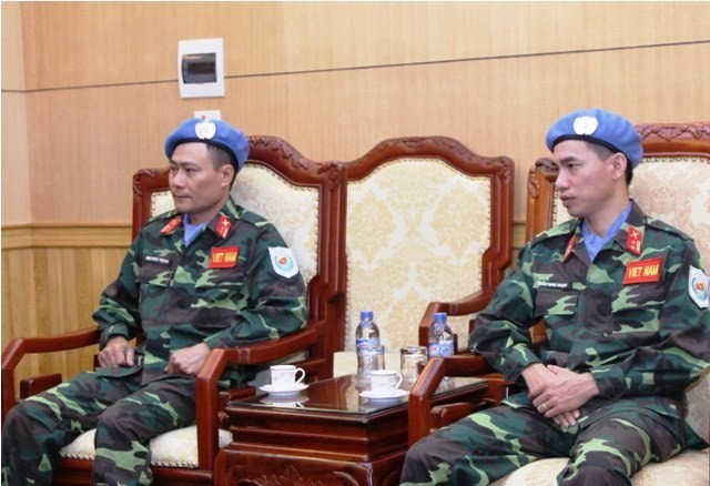 Hai sĩ quan mũ nồi xanh đầu tiên của Việt Nam trước giờ lên đường Trung tá Mạc Đức Trọng (trái) và Trung tá Trần Nam Ngạn tại buổi gặp.