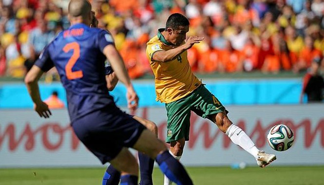 Ngả mũ trước Van Gaal Siêu phẩm của Tim Cahill không đủ để giúp Australia chặn những người Hà Lan bay. ảnh: AP