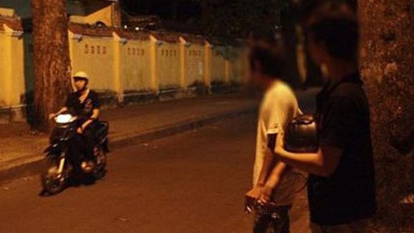 Trai gọi ở Sài Gòn: “Em khỏe, giá rẻ nè anh” Trai gọi ở Sài Gòn: “Em khỏe, giá rẻ nè anh”