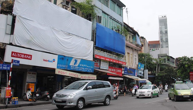 Khó khăn gì khi xử lý biển hiệu, quảng cáo lậu? Quảng cáo lậu mọc nhan nhảnh quanh Hồ Gươm. Ảnh: Tuấn Minh