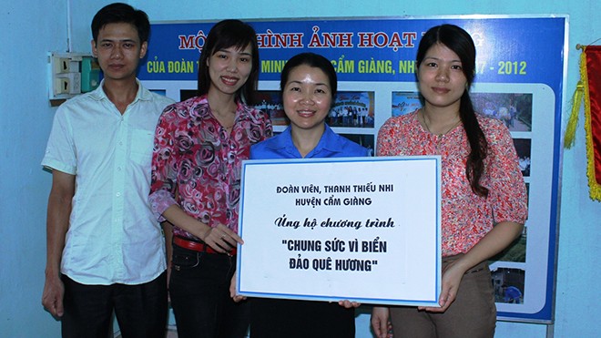 Chiến dịch vì biển đảo quê hương: Huyện đoàn Cẩm Giàng ủng hộ 20 triệu đồng Chiến dịch vì biển đảo quê hương: Huyện đoàn Cẩm Giàng ủng hộ 20 triệu đồng