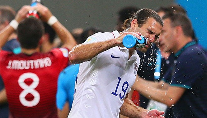 Giải nhiệt World Cup Các cầu thủ tranh thủ tiếp nước cuối hiệp thứ nhất để đủ sức cống hiến cho khán giả trận cầu kịch tính đến phút chót. Ảnh: Getty Images