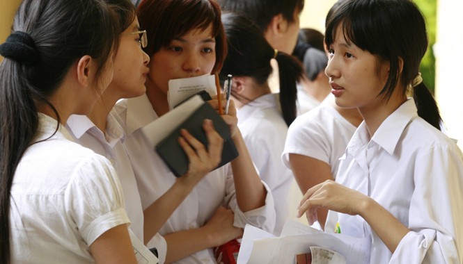 Thứ trưởng Bùi Văn Ga nói về kỳ tuyển sinh ĐH,CĐ 2014 Thí sinh trao đổi trước giờ thi đại học năm 2013. Ảnh: Hồng Vĩnh