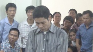 Cả làng xin giảm tội cho bị cáo làm chết hàng xóm Bị cáo Kim trước vành móng ngựa. Ảnh: Bảo Hà