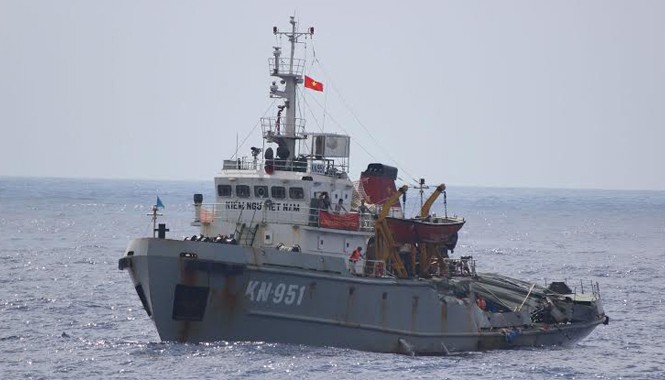 Cựu binh Gạc Ma kể chuyện lao tù Trung Quốc Tàu KN 951 sau khi bị 7 tàu Trung Quốc đâm va, phun vòi rồng ngày 23/6. Ảnh: Việt Cường