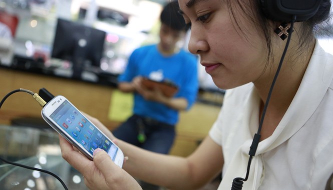 Công an Hà Nội lên tiếng vụ hơn 14.000 điện thoại bị nghe lén Người sử dụng điện thoại Smart phone cần cảnh giác với phần mềm nghe lén. Ảnh: Hồng Vĩnh