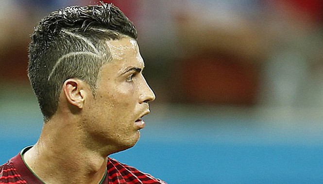 17 kiểu tóc của Ronaldo Kiểu tóc mô phỏng vết mổ của Ronaldo ở trận gặp Mỹ. ảnh: EPA