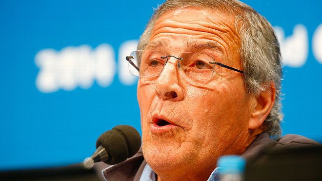 Án phạt của Suarez và 'âm mưu' của HLV Uruguay HLV Oscar Tabarez