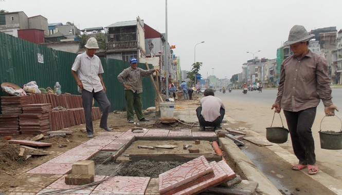 Vỉa hè Hà Nội: Vừa đầu tư lại... thay mới Mới thông xe chưa được 6 tháng nhưng vỉa hè đường vành đai 1 đoạn Ô Chợ Dừa - Hoàng Cầu đã phải vá víu nhiều đoạn.
Ảnh: T. Đảng