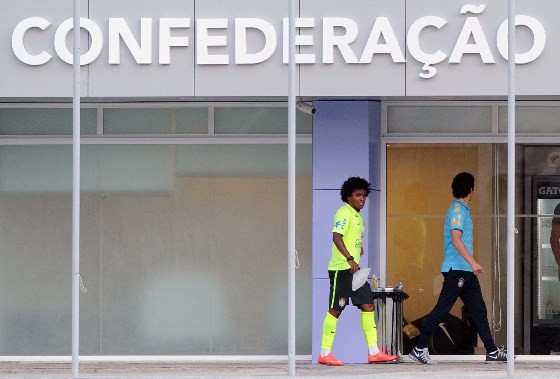 Willian đau đớn rời sân tập, cả Brazil thót tim Hình ảnh Willian khập khiễng rời sân khiến nhiều người lo lắng. Ảnh: AFP