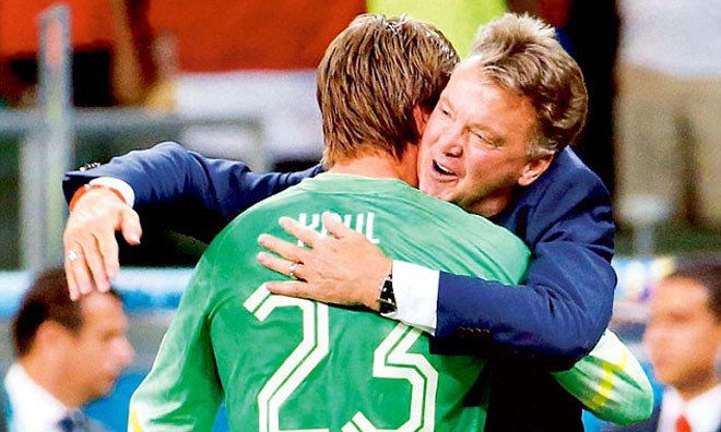 Van Gaal và tuyệt chiêu thay 'gác đền' Van Gaal và tuyệt chiêu thay 'gác đền'