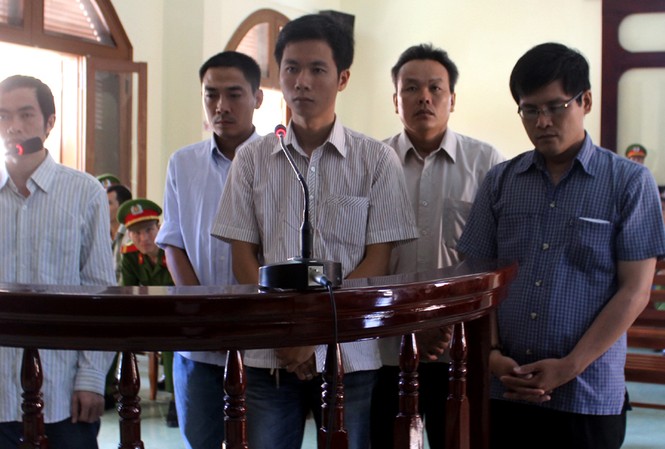 Đề nghị hủy án sơ thẩm vụ 5 công an dùng nhục hình Các bị cáo, từ trái sang phải: Thành, Mẫn, Huy, Quyền, Quang