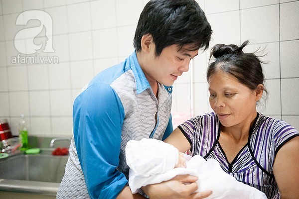 Mẹ chết, bố thẫn thờ ôm con được 1 tuần tuổi đi xin sữa Nhìn ông bố trẻ lóng ngóng, vụng về ôm con thơ, ai ai cũng ái ngại, thương cảm.