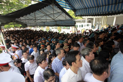 Người dân nơi máy bay rơi thắp nhang tri ân Hàng ngàn người dân đến viếng 18 chiến sỹ sáng 11/7, tại Nhà tang lễ Bộ Quốc phòng