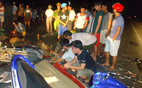 Hai xe máy đối đầu, 4 người chết tại chỗ Hiện trường vụ tai nạn