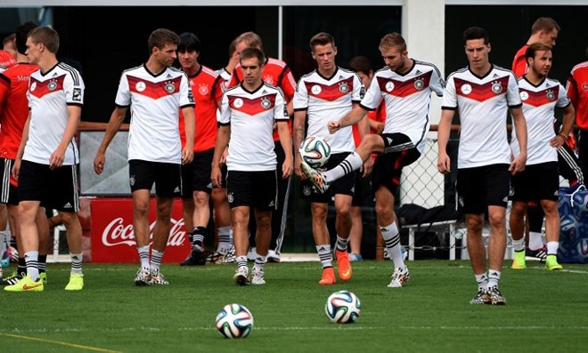 Đừng lóa mắt với Mannschaft! Đừng lóa mắt với Mannschaft!