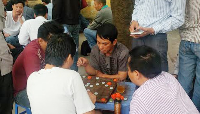 Trà đạo... vỉa hè Uống trà, hút thuốc, đánh cờ
