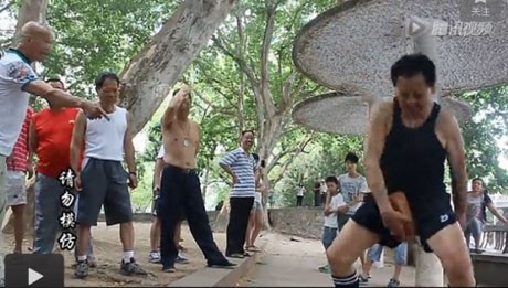 Có “của quý” siêu khỏe nhờ tập khí công Ông Zhou dùng gạch đập vào "của quý" vẫn bình an vô sự.