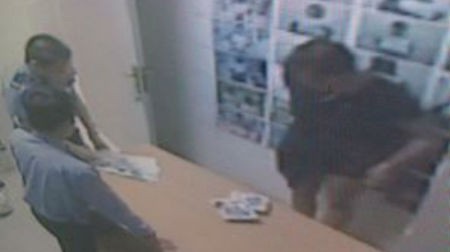 Hai phụ nữ giả mang bầu vào siêu thị Big C trộm sữa Hình ảnh chụp từ camera.