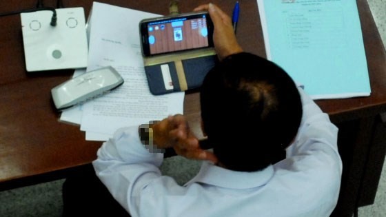 Chủ tịch HĐND TPHCM lên tiếng vụ đại biểu chơi game Hình ảnh vị đại biểu HĐND chơi game trong lúc biểu quyết được ghi lại