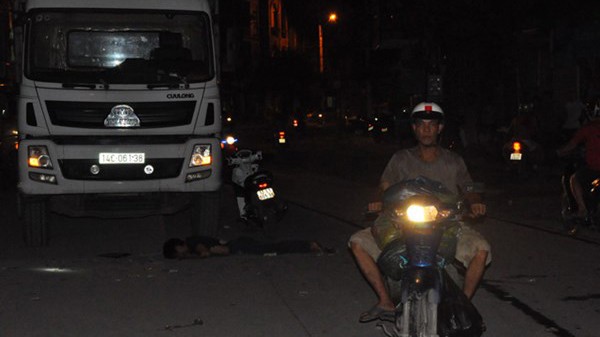 Lao đầu vào bánh xe tải sau khi chém bạn gái Hiện trường vụ tự sát.