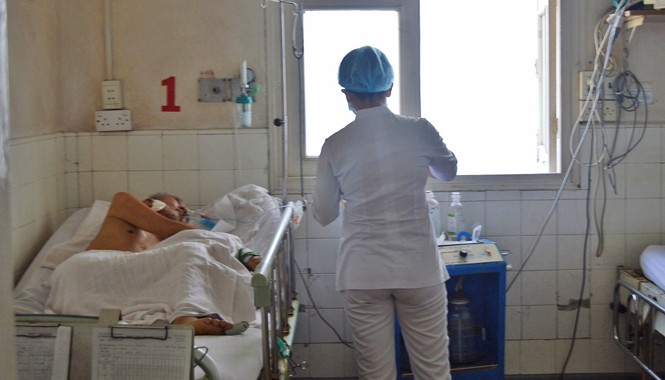 Thiệt mạng vì mồi nhậu kinh dị Một bệnh nhân đang điều trị tại khoa Nhiễm Việt - Anh, Bệnh viện Nhiệt Đới TPHCM