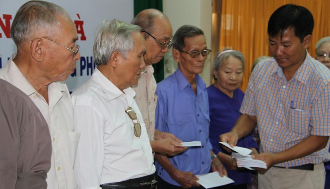 Các doanh nghiệp cùng Tiền Phong tặng quà cựu TNXP thời chống Pháp Đại diện báo Tiền Phong trao quà cho các cựu TNXP tại Quảng Ngãi