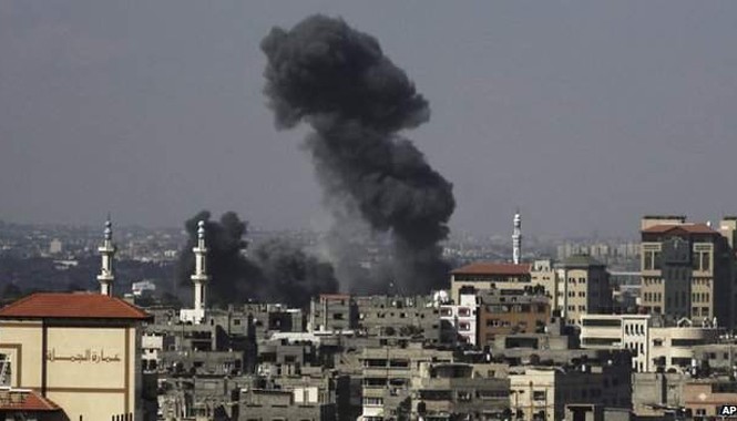 Máu vẫn đổ ở Gaza Israel tiếp tục không kích Gaza sau 6 giờ ngừng chiến dịch tấn công. Ảnh: AP