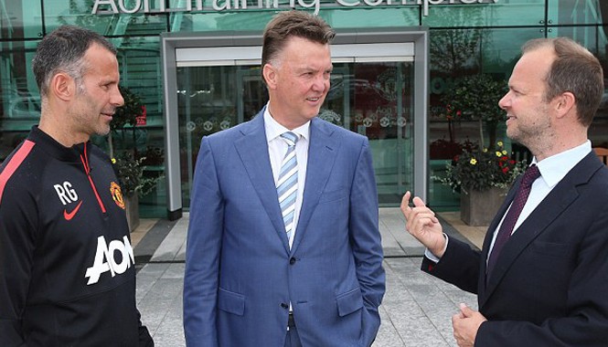 Hào sảng như Louis van Gaal Vừa đến M.U, Louis van Gaal đã vung tiền làm từ thiện