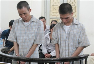19 năm tù cho cặp tú ông Bị cáo Vũ Ngọc Quang (trái) và Đoàn Trọng Hào