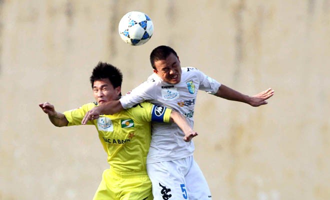 Vòng 21 V-League 2014: Tiếng nói từ thành Vinh Cuộc chiến trên sân Vinh giữa HN T&T (phải) và SLNA hứa hẹn sẽ rất hấp dẫn. Ảnh: VSI