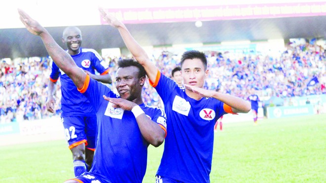 V.League “nín thở” trước lượt trận 22 Cuộc đối đầu của các cầu thủ Than Quảng Ninh với đối thủ An Giang cuối tuần này được xếp vào diện “nhạy cảm”, cần sự quan tâm đặc biệt của BTC giải. ảnh: VSI