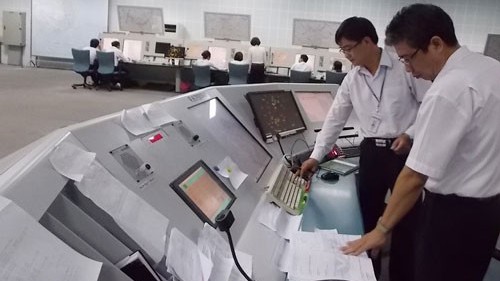 Bên trong căn cứ của những người 'lái' phi công Vị trí trực kíp trưởng của Trung tâm Kiểm soát tiếp cận đường dài Hồ Chí Minh.