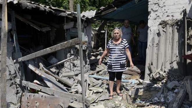 Quân đội Ukraine bị tố giết dân thường Nhà dân ở Donetsk bị phá hủy trong một trận pháo kích. Ảnh: Getty Images