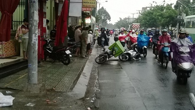 Truy sát giữa phố, nhân viên tiếp thị kẹo bị đâm chết tại chỗ Hiện trường vụ việc