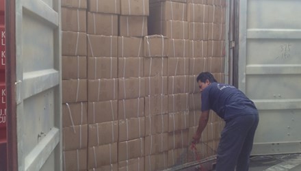 Xem xét khởi tố vụ án 16 tấn thực phẩm nghi nhiễm độc Sản phẩm nhiễm độc được Cục Chống buôn lậu phát hiện. Ảnh: Hứa Hồng