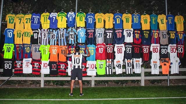Hoa mắt với bộ sưu tập áo của fan cuồng Ronaldinho 78 chiếc áo thi đấu của Ronaldinho được fan của anh sưu tập