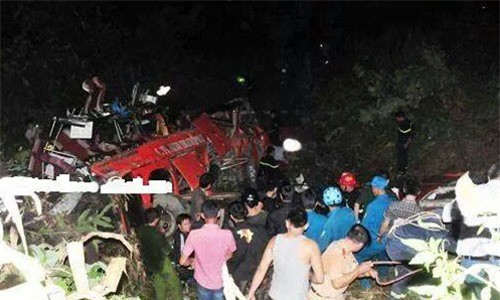 Vụ tai nạn xe lao xuống vực: Lập tuyến đường mới đi Sapa Hiện trường tai nạn ở Sa Pa tối 1/9