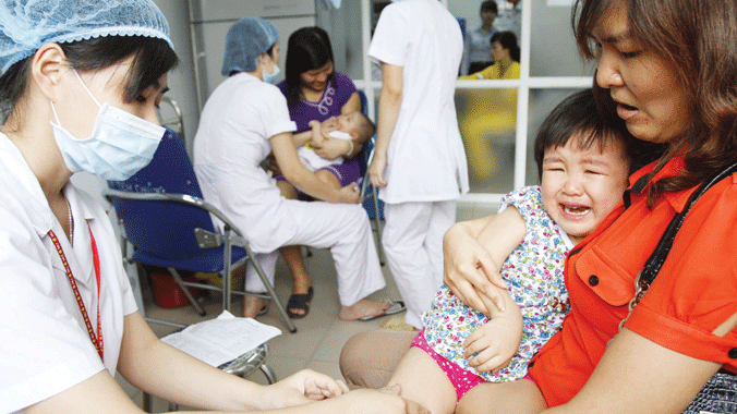 Từ 15/9, tiêm vắc-xin sởi-rubella miễn phí cho 23 triệu trẻ Tiêm vắc-xin tại Trung tâm Y tế dự phòng Hà Nội (số 70 Nguyễn Chí Thanh). Ảnh: Ngọc Châu