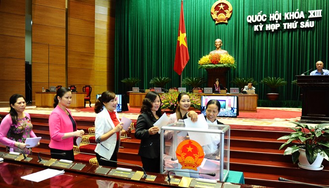 Cho từ chức nếu tín nhiệm thấp Một số ý kiến cho rằng nếu các chức danh do QH bầu và phê chuẩn có số phiếu tín nhiệm thấp thì nên cho người đó từ chức ngay. Ảnh: Hồng Vĩnh