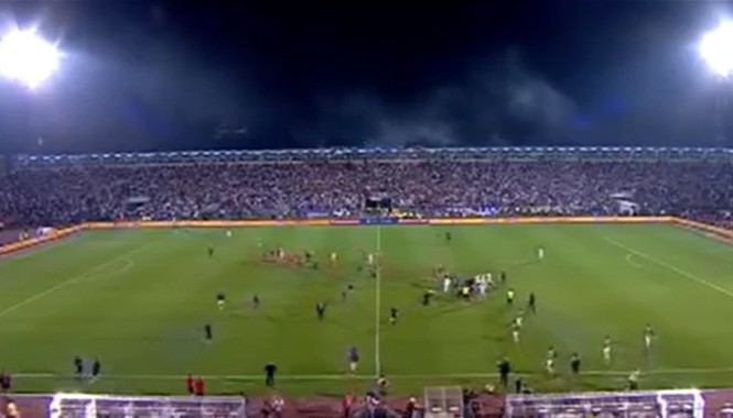 Bạo loạn làm gián đoạn trận Serbia và Albania Bạo loạn làm gián đoạn trận Serbia và Albania