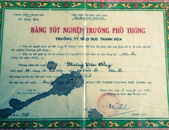 Cách chức chủ tịch xã 'mượn' bằng của anh vợ để thăng quan Tấm bằng THPT ông Đồng "mượn" của anh vợ.