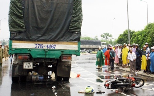 Bị xe tải va vào, một người đi xe máy chết tại chỗ Hiện trường vụ tai nạn (Ảnh: CTV).